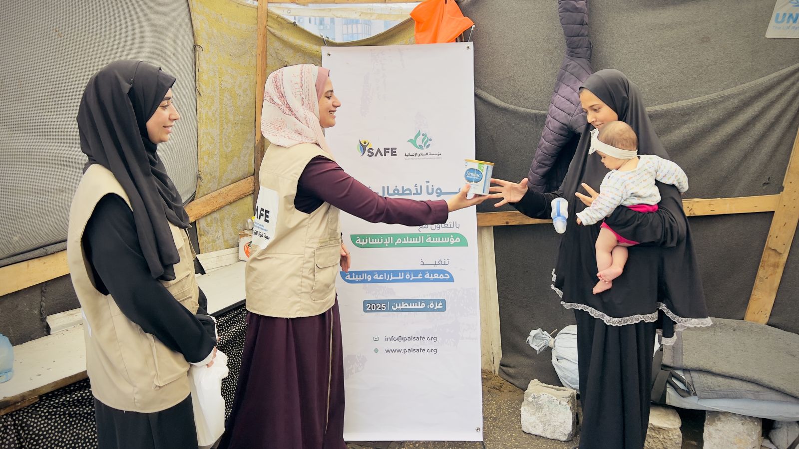 توزيع حليب أطفال لأسر نازحة في مخيمات غرب مدينة غزة